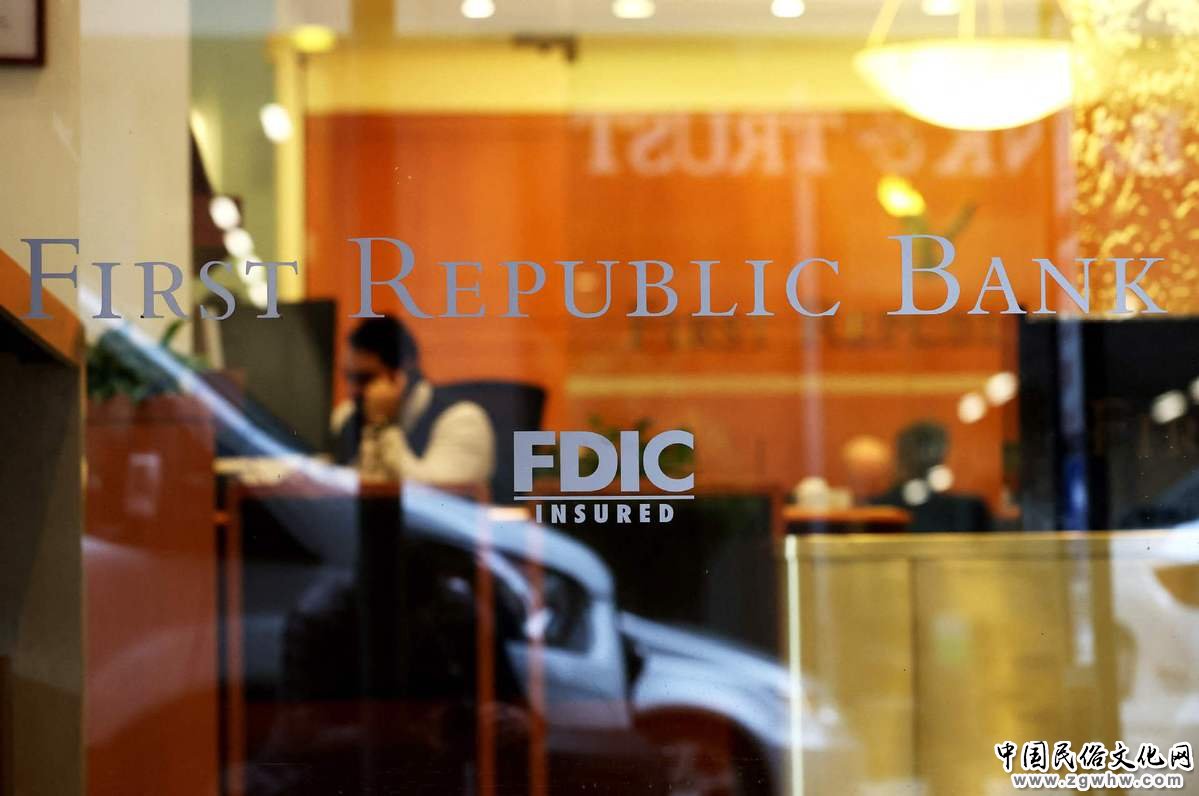 纽约大学教授达摩达兰警告:还会有更多美国银行如“多米诺骨牌”般倒下