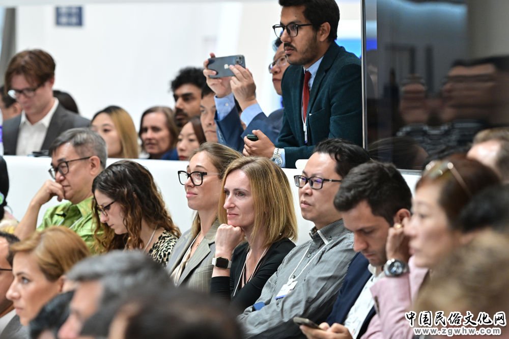 新华全媒+丨夏季达沃斯论坛:嘉宾交流沟通促合作